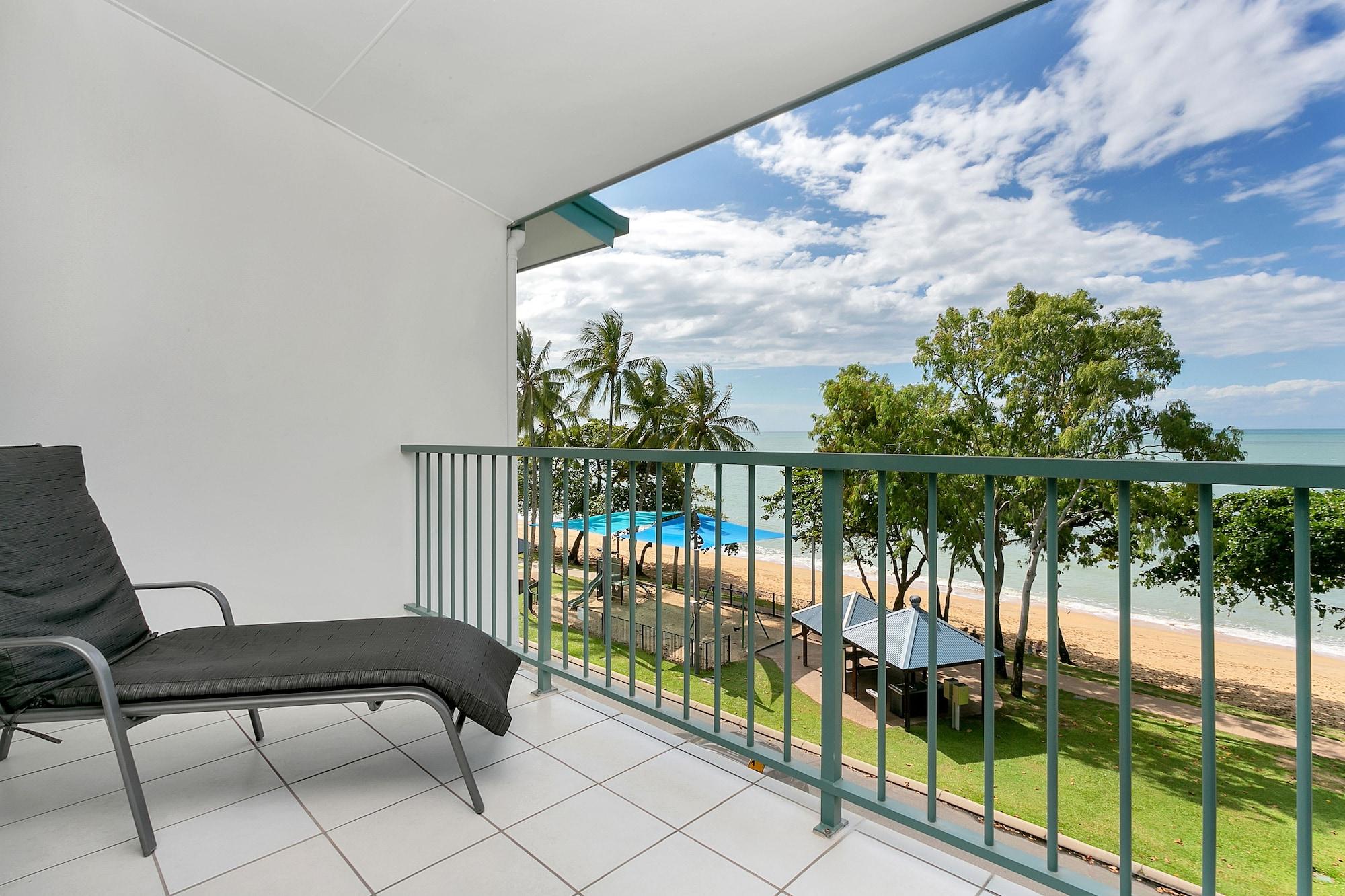 Beachfront Apartments On Trinity Beach Eksteriør billede